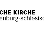 Logo mit einem durch drei violette Quadrate angedeuteten Kirchen-Kreuz mit schwarzem Schriftzug: "Evangelischen Kirche Berlin-Brandenburg-schlesische Oberlausitz"