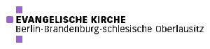 Logo mit einem durch drei violette Quadrate angedeuteten Kirchen-Kreuz mit schwarzem Schriftzug: "Evangelischen Kirche Berlin-Brandenburg-schlesische Oberlausitz"