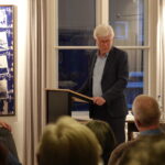 Heinrich Bedford-Strohm stehend am Rednerpult im Bonhoeffer-Haus
