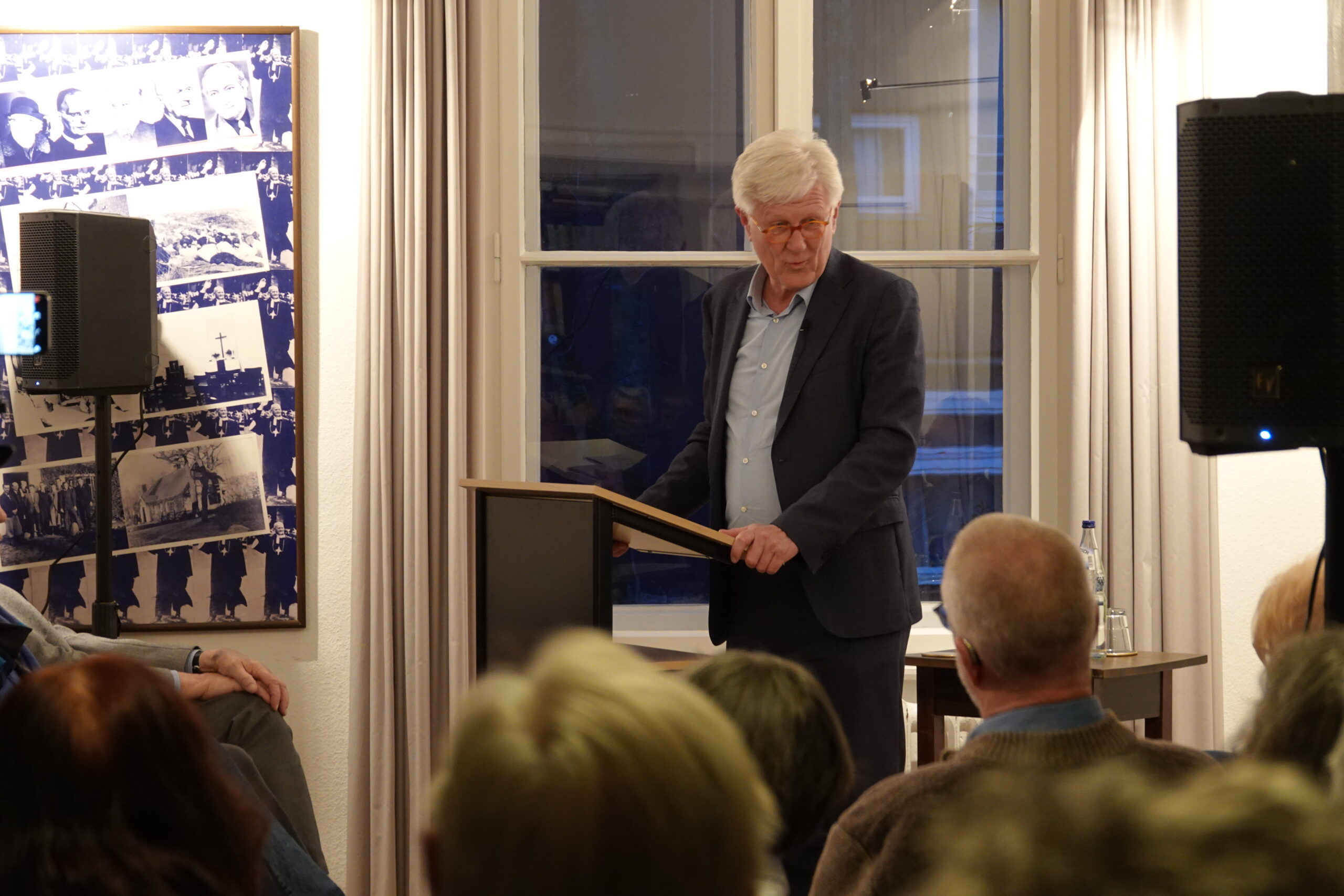 Heinrich Bedford-Strohm stehend am Rednerpult im Bonhoeffer-Haus