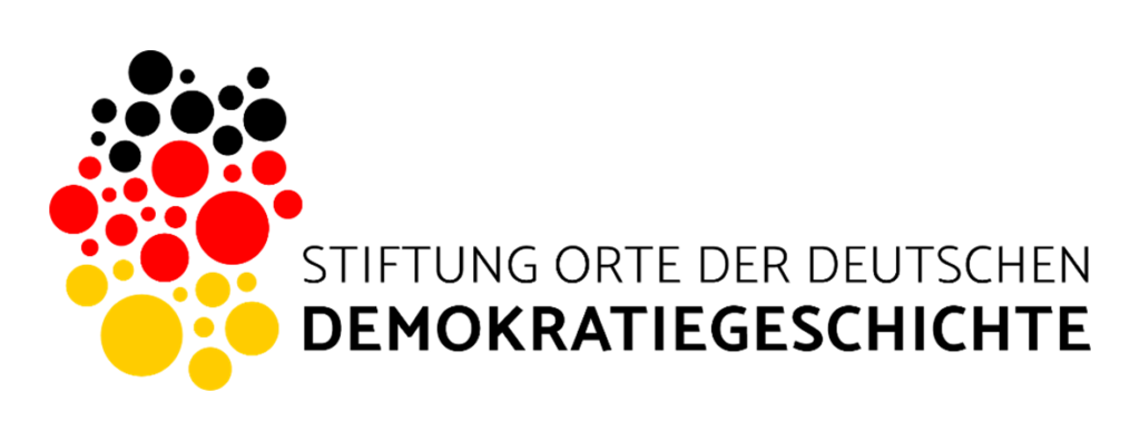 Förder-Logo im Design der Stiftung Orte der deutschen Demokratiegeschichte
